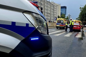 Na zdjęciu policyjny radiowóz, policjanci i karetka pogotowia