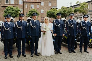 Na zdjęciu Młoda Para z policjantami