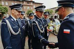 Na zdjęciu Młoda Para i policjanci