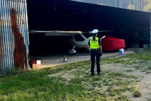 Na zdjęciu policjanci przy hangarze