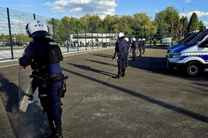 NA zdjęciu policjanci podczas zabezpieczenia