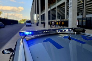 NA zdjęciu policjanci podczas zabezpieczenia
