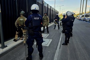NA zdjęciu policjanci podczas zabezpieczenia
