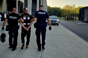 NA zdjęciu policjanci podczas zabezpieczenia