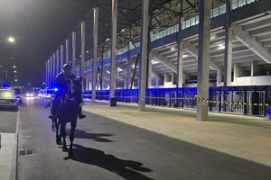 NA zdjęciu policjanci podczas zabezpieczenia