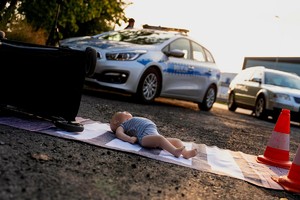 Na zdjęciu manekin dziecka i radiowóz