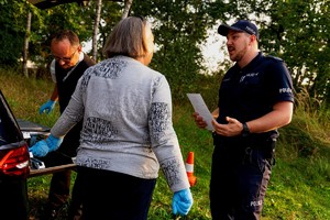 Na zdjęciu policjant i uczestniczka