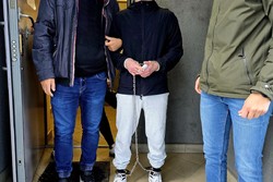 NA zdjęciu zatrzymany z policjantami