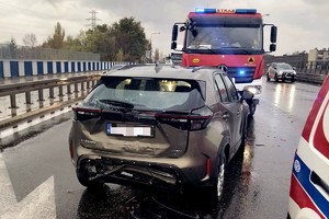 Na zdjęciu pojazd uczestniczący w zdarzeniu i wóz strażacki