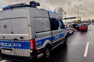 Na zdjęciu policyjny radiowóz na miejscu zdarzenia