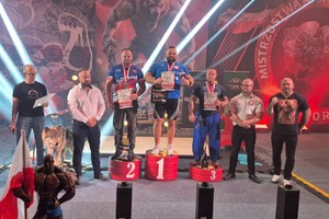 Na zdjęciu podium na którym stoi asp. szt. Banaś