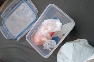 Na zdjęciu pojemnik z narkotykami