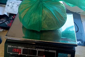 Na zdjęciu worek z narkotykami na wadze