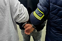 Na zdjęciu policja z zatrzymanym