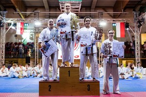Na zdjęciu policjantka na pierwszym stopniu podium