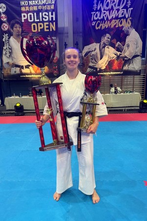 Na zdjęciu policjantka z pucharami