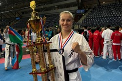 Na zdjęciu policjantka z pucharem