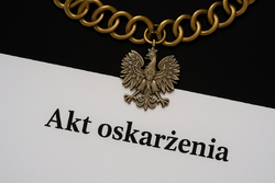 Na zdjęciu napis akt oskrażenia