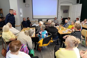 policjanci z uczestnikami debaty