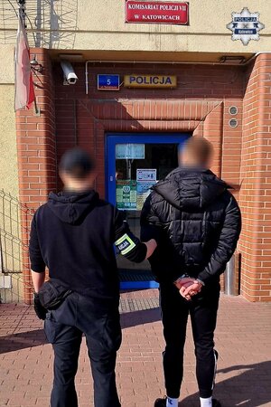 nieumundurowany policjant z zatrzymanym mężczyzną