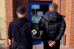 nieumundurowany policjant z zatrzymanym mężczyzną