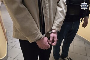 zatrzymany z założonymi kajdankami