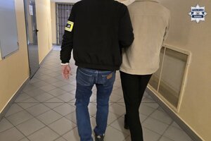 zatrzymany prowadzony przez policjanta