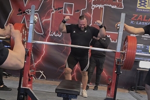 policjant przed sztangą