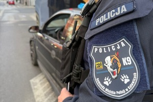 policyjna naszywka przewodnik psa na ramieniu policjanta