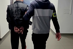 policjant z zatrzymanym