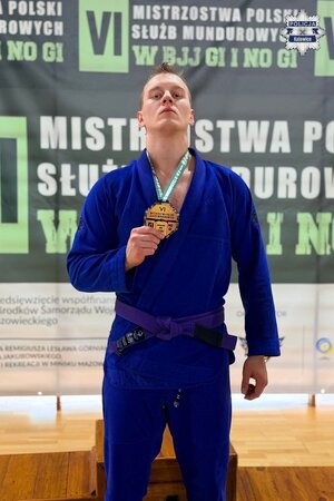 policjant z medalem