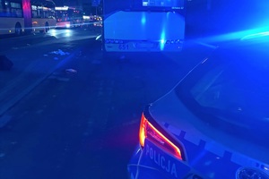 policyjny radiowóz i autobus miejski