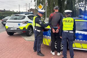 policjanci wraz z zatrzymanym