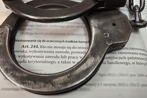 na zdjęciu kajdanki na kodeksie karnym, widoczny artykuł 244