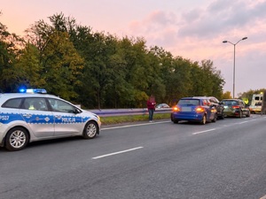 radiowóz oraz pojazdy uczestniczące w zdarzeniu