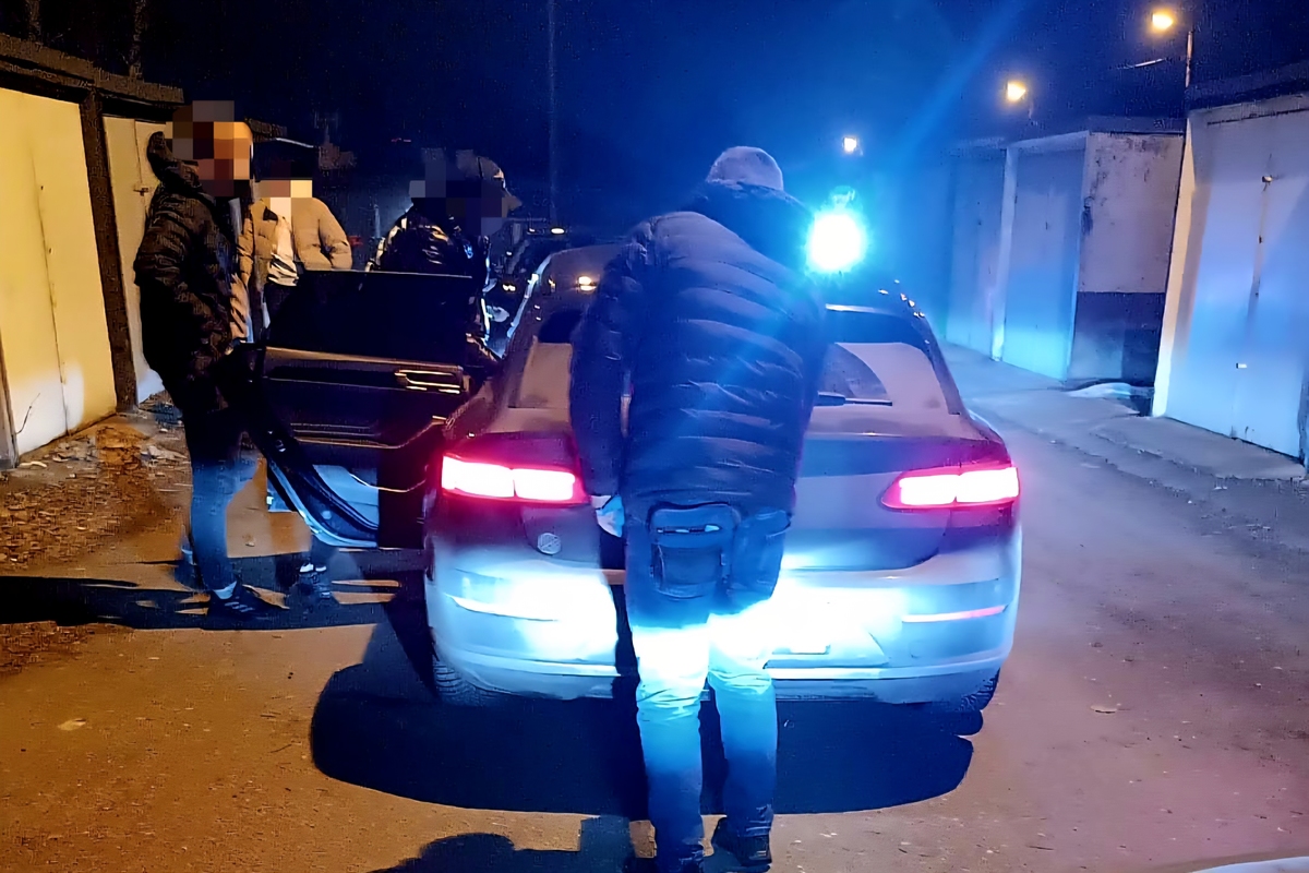 Kilogramy narkotyków, gotówka i powiązania ze środowiskiem pseudokibiców. 33-latek w areszcie