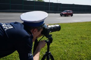 Policjant korzystający ze sprzętu fotograficznego do rejestracji wykroczeń