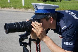 Policjant korzystający ze sprzętu fotograficznego do rejestracji wykroczeń