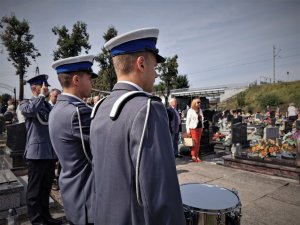 na zdjęciu widać policjantów w umundurowaniu galowym, w tym policjantów policyjnej orkiestry, podczas uroczystości  na cmentarzu w Ornontowicach, niedziela 13 września 2020 r.,