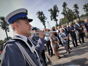 na zdjęciu widać policjantów w umundurowaniu galowym, w tym policjantów policyjnej orkiestry, podczas uroczystości  na cmentarzu w Ornontowicach, niedziela 13 września 2020 r.,