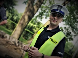 policjant mikołowskiej drogówki pozuje do zdjęcia