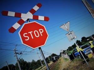 znak STOP przed przejazdem kolejowym