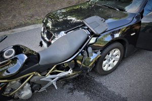 fragment motocykla oraz fragment samochodu osobowego na miejscu wypadku drogowego w Mikołowie