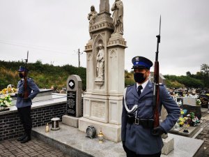 asysta honorowa Policji przy pomniku poległych policjantów na cmentarzu w Ornontowicach