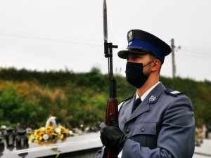 policjant asysty honorowej na ornontowickim cmentarzu