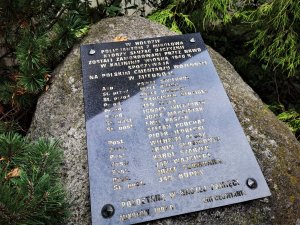 płyta z nazwiskami pomordowanych policjantów na obelisku w Mikołowie