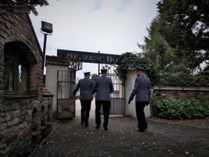 trzech policjantów opuszcza terem sanktuarium w Mikołowie