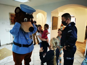 policyjna maskotka zabawia małe dzieci