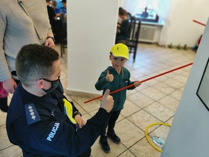 policjant i mały chłopiec