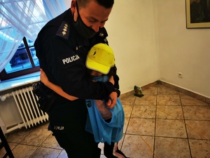 policjant przytula dziecko